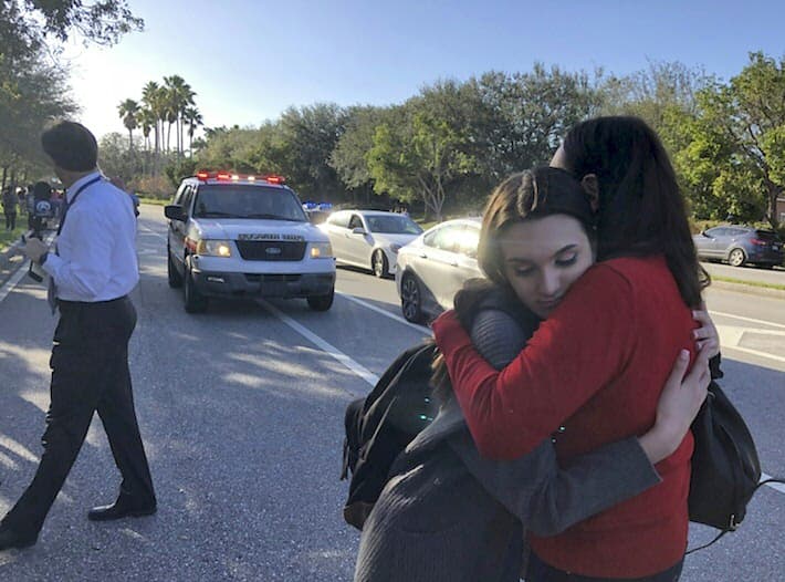 Alumnas de la secundaria Marjory Stoneman Douglas luego de evacuar el área del suceso.