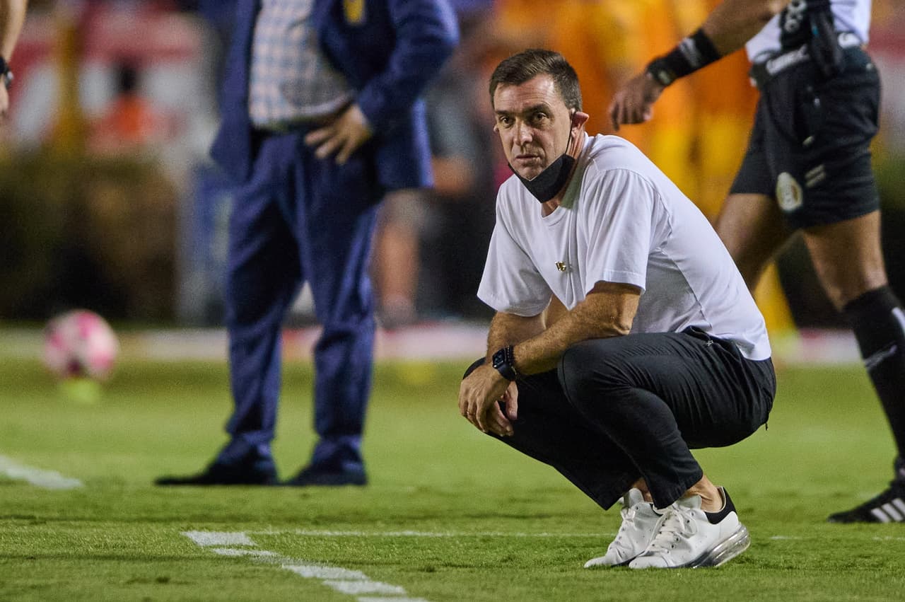 Pablo Guede, en su más típica pose para analizar los partidos.