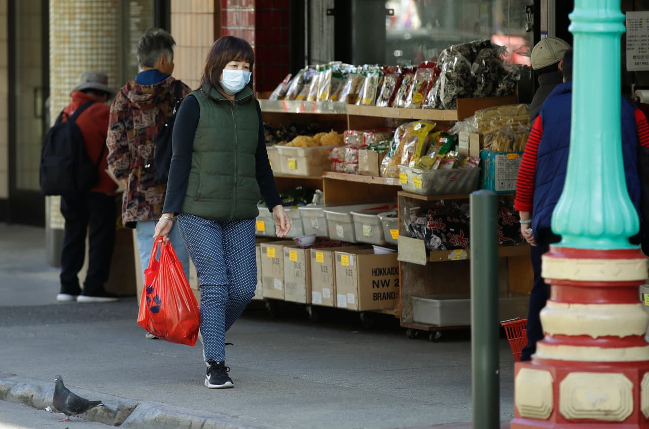 Aquellos que presenten síntomas similares a los de la influenza o han viajado recientemente a Wuhan, China, pueden limitar el cierto modo que su saliva o flemas lleguen a otras personas con el uso de los cubrebocas, aunque esto no previene los contagios al 100%.