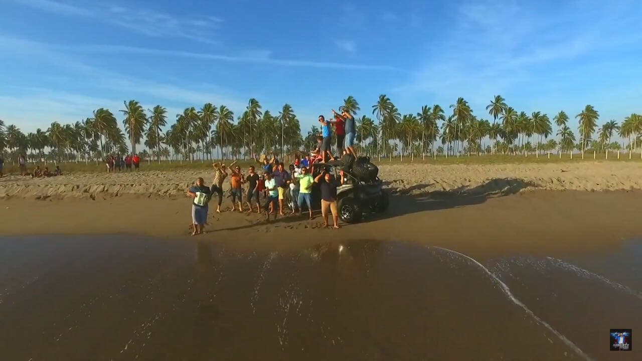 Los chavos del bandeño que acompaña siempre a Roberto Jr. también le pusieron todo el entusiasmo a la grabación, comprobando el dicho de que 'en el mar la vida es más sabrosa'.
