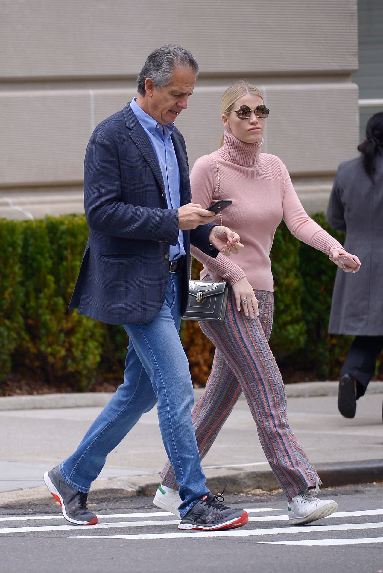 En ese momento, la prima de los príncipes William y Harry usaba un jersey rosa con cuello de polo, pantalones con líneas de colores, gafas de sol y 
<b>un enorme anillo de diamantes</b> en su mano derecha.