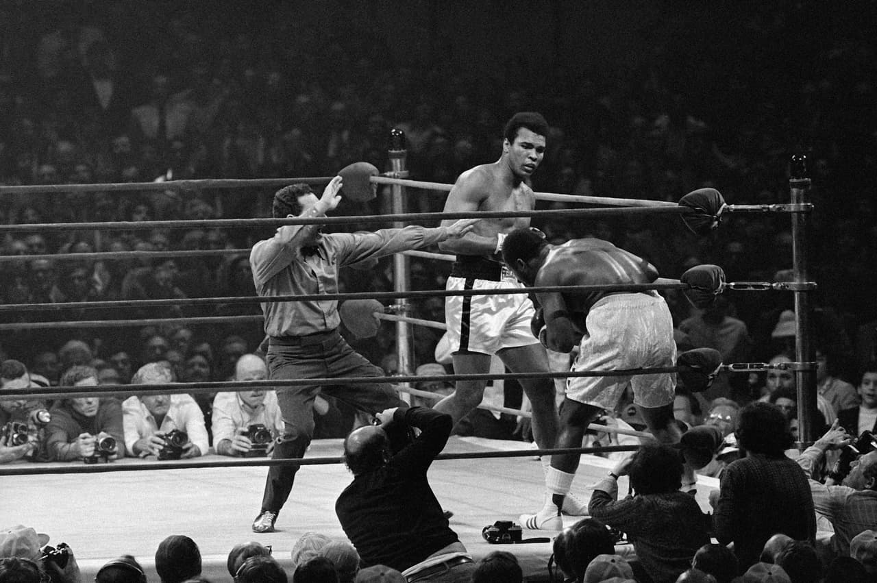 <b>Muhammad Ali vs Joe Frazier II</b>. El 28 de enero de 1974, casi tres años después de su primer pleito, Ali y Frazier se midieron por segunda vez en el MSG, esta vez Ali levantó los puños como vencedor.