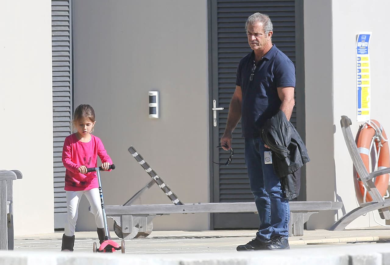 <b>Mel Gibson</b> de 64 años, tiene nueve hijos en total; se convirtió en padre en 1980 y su último hijo lo tuvo en 2017, cuando tenía 61.