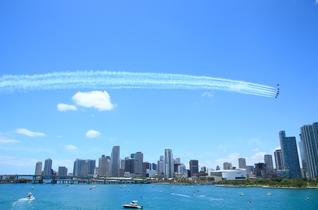 En su itinerario los aviones pasaron sobre varios hospitales del sur de Florida, donde médicos, enfermeros y el resto del personal batallan por salvar a los contagiados de coronavirus.