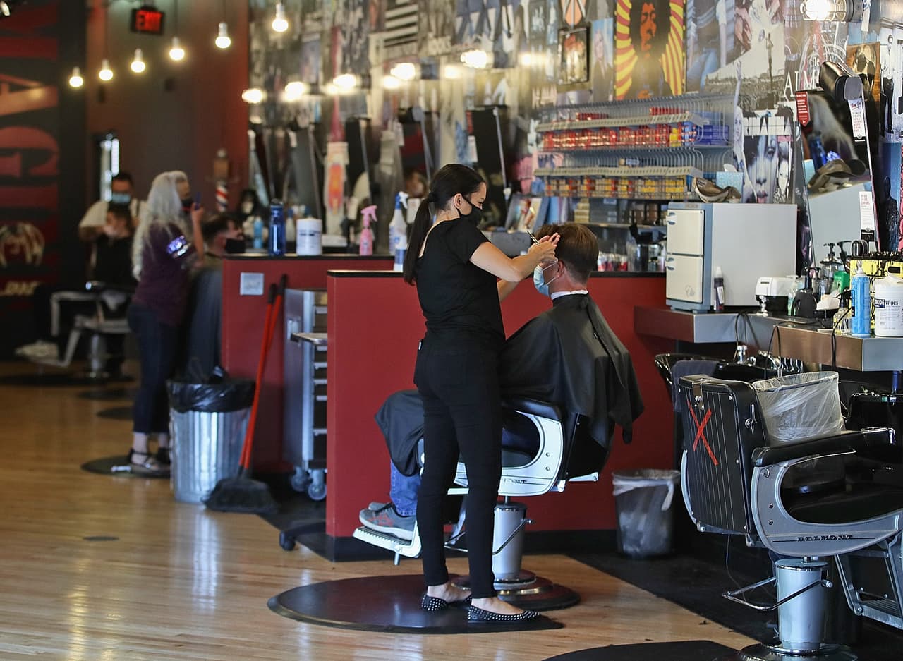 Las barberías y salones de belleza abrieron el viernes bajo la guía de seguridad aprobada por el Departamento de Salud Pública de Illinois.