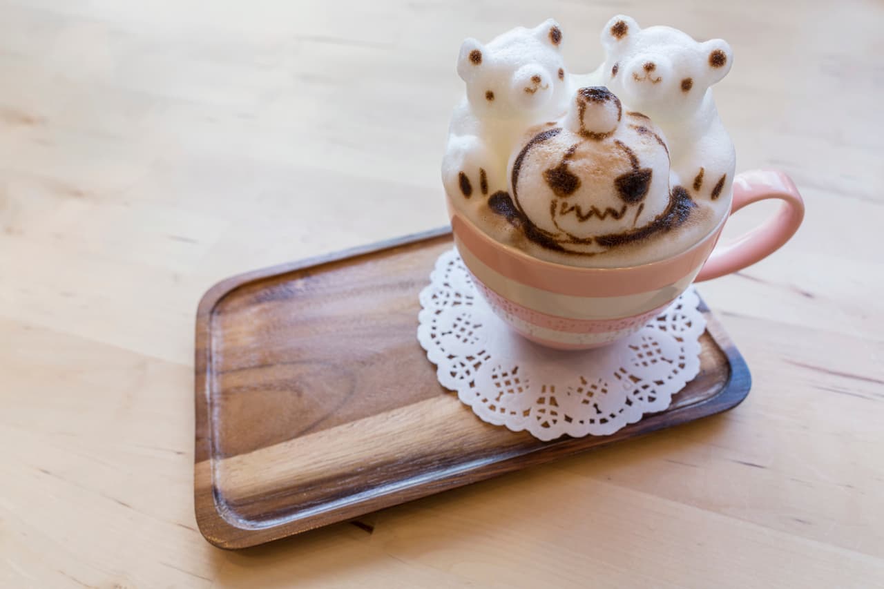 <b>Animal Latte</b>
<br>Hacer figuras con la espuma de un café latte es una disciplina que los baristas han tomado muy en serio: hay concursos que lo prueban y, recientemente, el reto de hacer figuras más complejas que los clásicos corazones. El resultado: hay cafeterías que hacen retratos y otras que pueden dibujar a
<b><a href="https://www.youtube.com/watch?v=wbg0YHpLlmQ">un zoológico entero</a></b>.