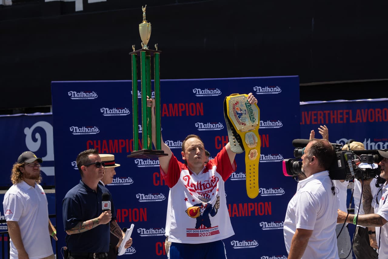 Chestnut devoró 63 hot dogs y con todo y pan en este concurso de excesos.
<br>