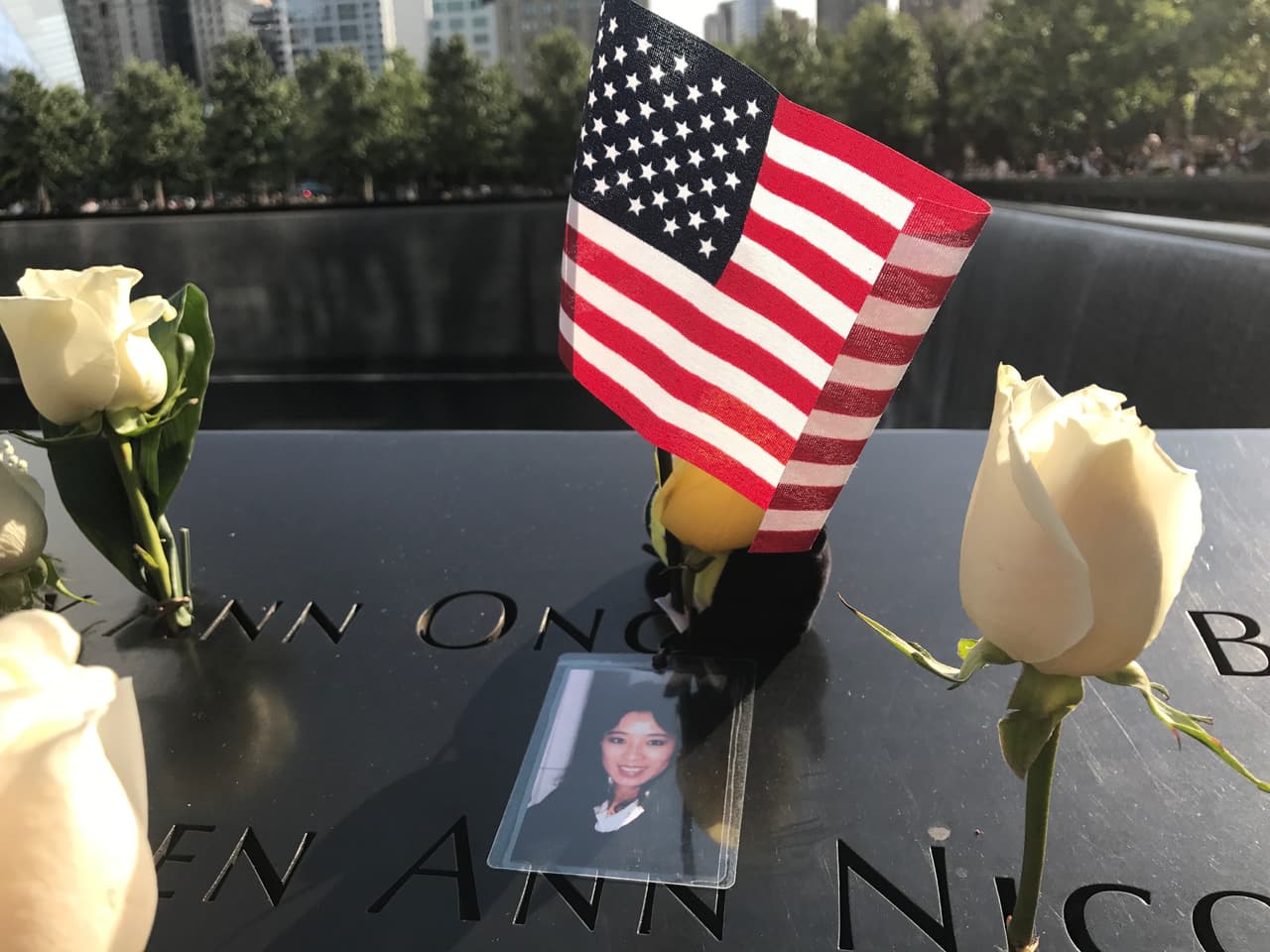 Otra foto acompañada de una bandera estadounidense y rosas blancas. (Patricia Vélez)