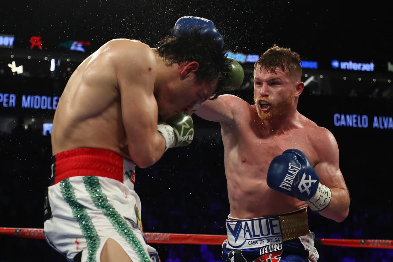 Te acercamos a los golpes que se dieron Saúl 'Canelo' Álvarez en contra de Julio César Chávez Jr., imágenes que te harán sentir en el ring.