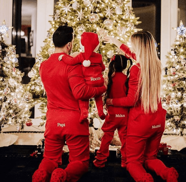 Por su parte, Luis Fonsi posó junto a su esposa Águeda López, así como con sus hijos Mika y Rocco. "Feliz Navidad...", escribió el intérprete de 'Despacito'.