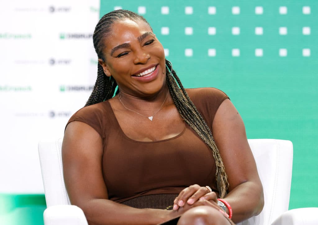<b>Serena Williams, tenista y emprendedora:</b> Serena Williams 
<a href="https://www.univision.com/noticias/estadounidense-serena-williams-anuncia-su-retirada-del-tenis">anunció su retiro del tenis este año</a>. Muchos fueron al Abierto de EEUU solo para verla jugar por última vez. Serena Williams es una deportista fuera de serie que en sus 27 años de carrera ganó 23 Grand Slams. Pero en esta ocasión Bloomberg la destaca como emprendora y dueña de Serena Ventures, una empresa fundada en 2014 y centrada en la diversidad, que respalda a emprendimientos de personas de comunidades subrepresentadas. Según Bloomberg, Serena Ventures recaudó $ 111 millones en marzo para un fondo de capital de riesgo en etapa inicial dedicado a respaldar a diversos fundadores de proyectos tecnológicos. Entre las empresas en las que ha invertido se encuentra la app de pérdida de peso Noom.