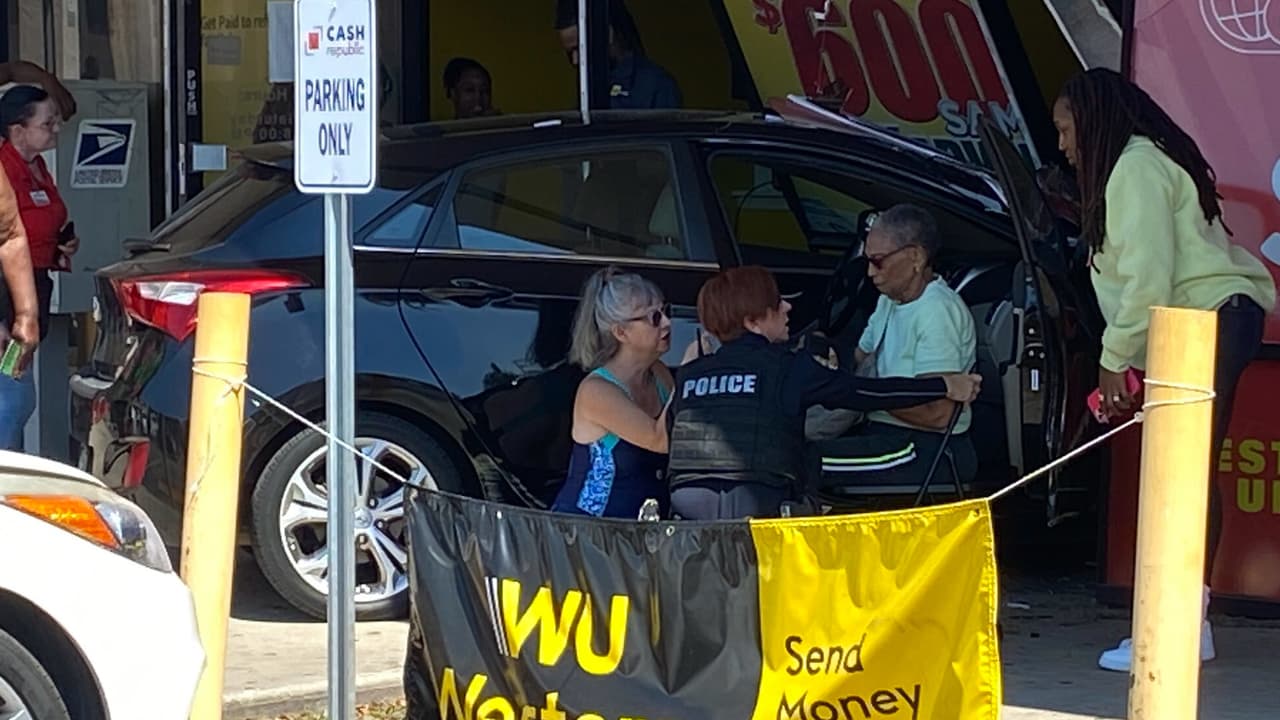 Automóvil se impacta contra dos locales en el condado de Orange: no hubo heridos 