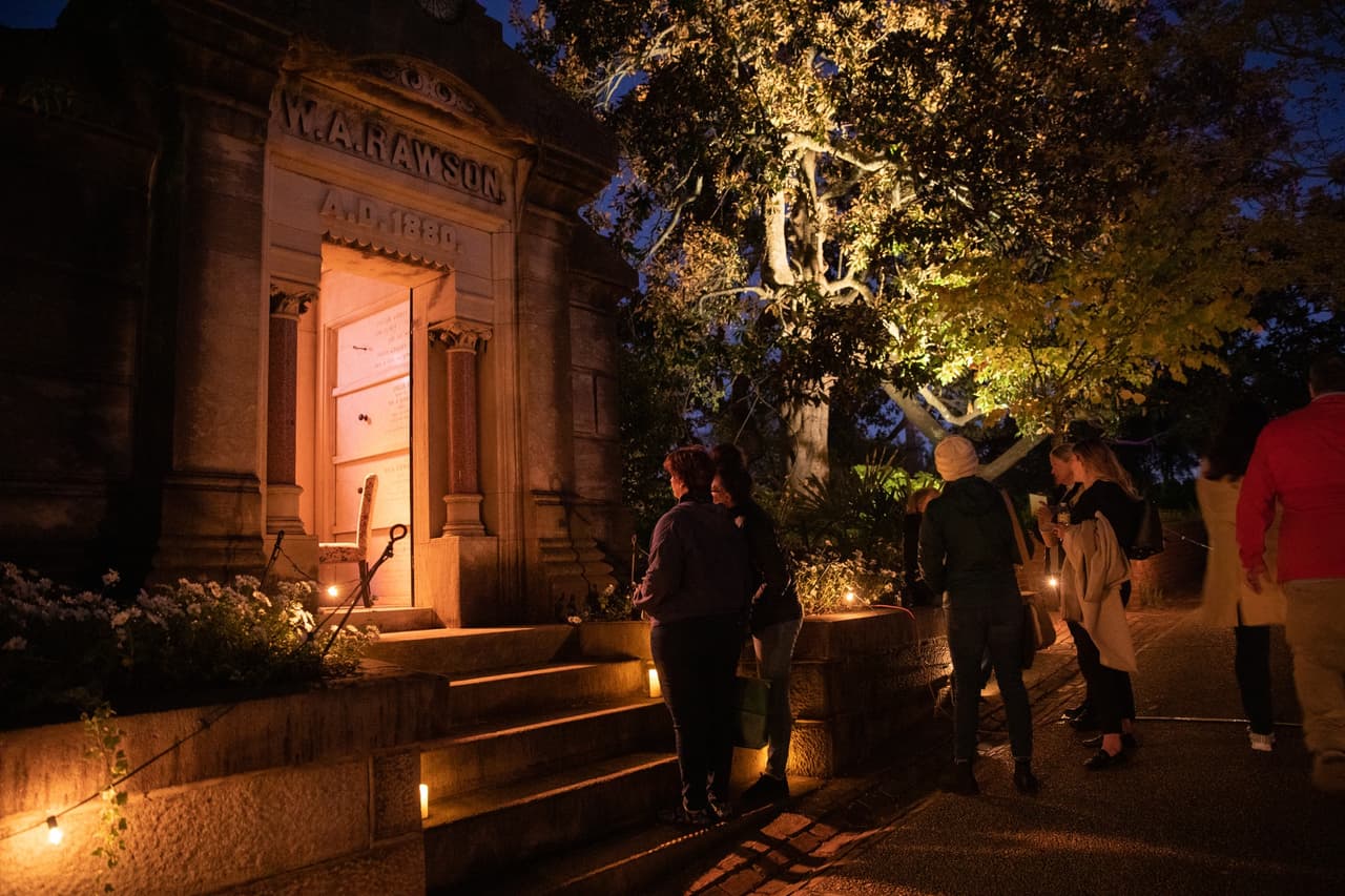 <b>Evento</b>: Capturing the Spirit of Oakland Halloween Tours 
<br>
<b>Fecha</b>: Hasta el 31 de octubre
<br>
<b>Lugar</b>: 
<a href="https://maps.app.goo.gl/aC7Bn5UiHdvwTnn69">Oakland Cemetery. 248 Oakland Avenue SE. Atlanta, GA. 30312</a>
<br>
<b>Sitio web</b>: 
<a href="https://oaklandcemetery.com/event/capturing-the-spirit-of-oakland/">https://oaklandcemetery.com/event/capturing-the-spirit-of-oakland/</a> 
<br>
<br>Diseñados para iluminar en lugar de asustar, los recorridos de Halloween del cementerio Oakland dan vida a las historias de algunos de los residentes notables y notorios del cementerio y permiten a los visitantes experimentar el cementerio de Oakland después del anochecer.