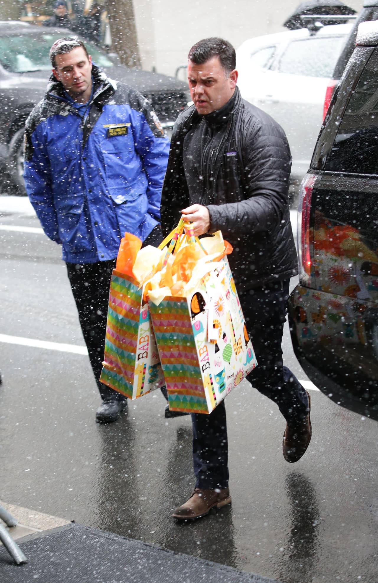 Los regalos de Amal para el bebé de Meghan y Harry fue cargado por uno de los miembros de su cuerpo de seguridad.
<br>