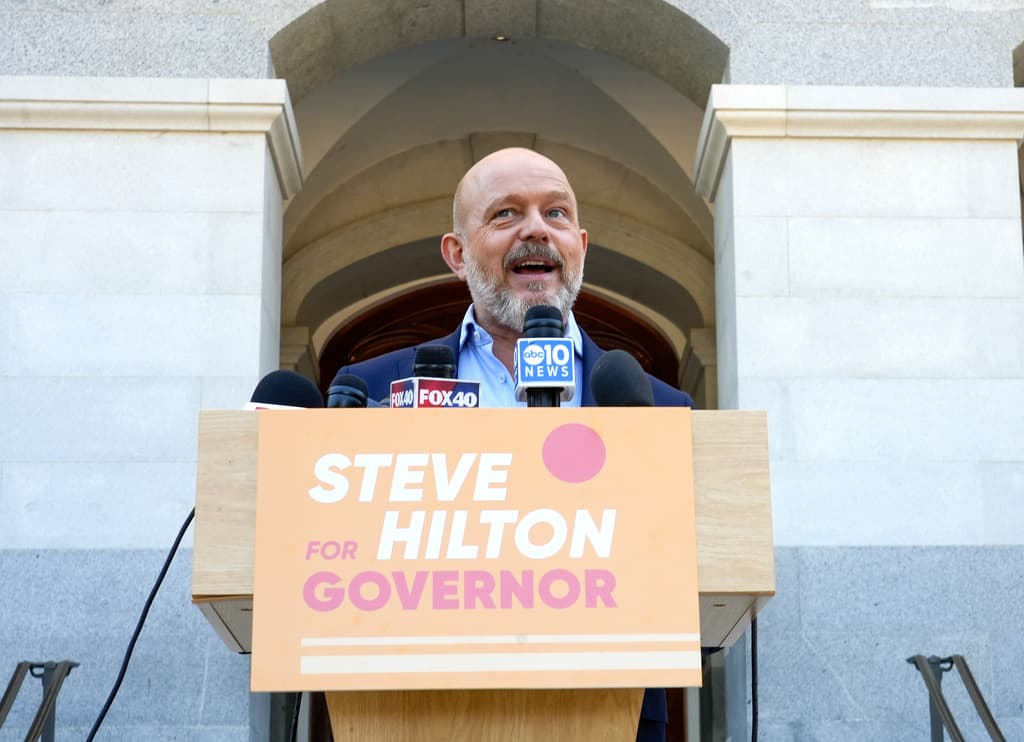 A un día de las primarias, habla Steve Hilton y promete “revitalizar” California bajando el costo de vida