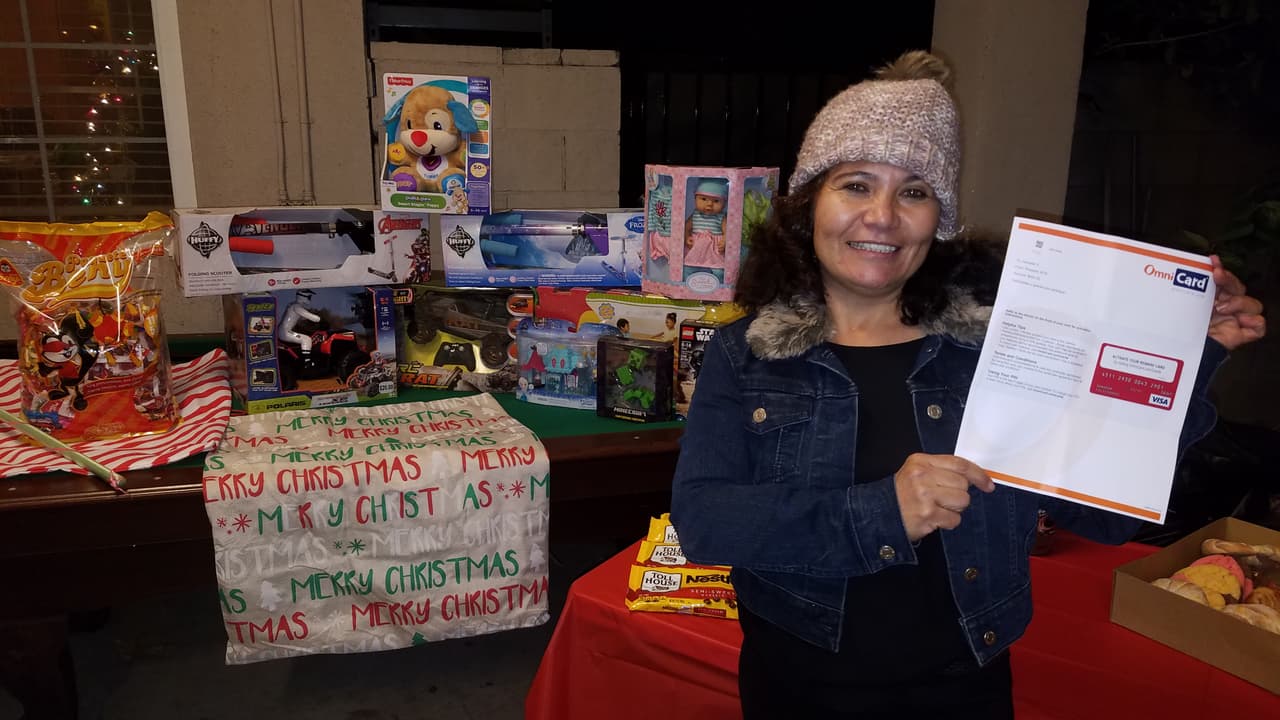 Blanca Alemán también recibió una tarjeta de regalo de $500 para disfrutar con su familia.