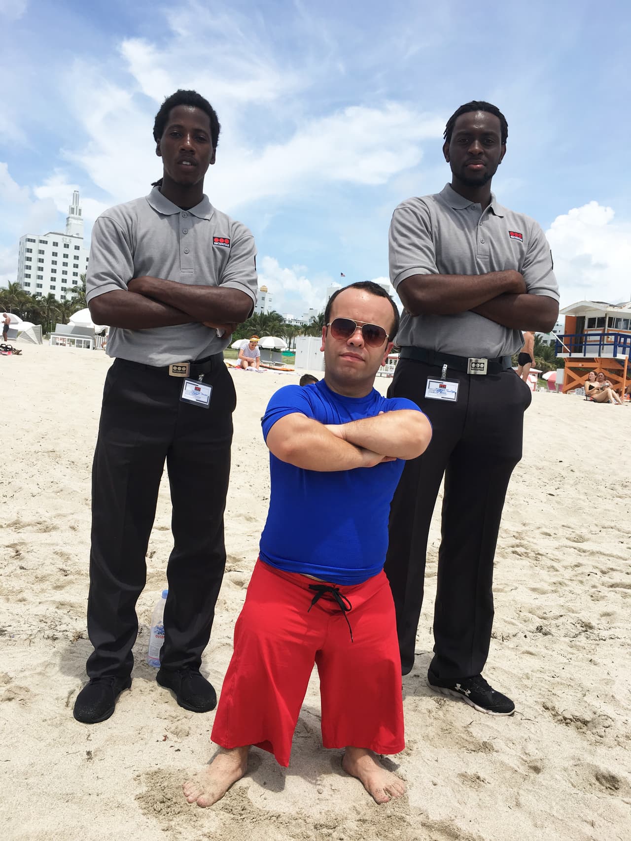 Para sentirse seguro Carlitos el Productor trajo a su seguridad personal
<br>