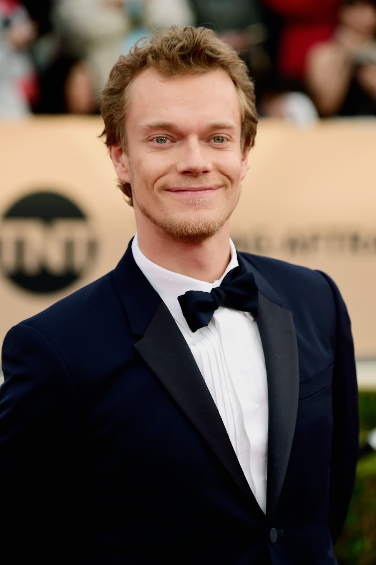 Alfie Allen de 'Game of Thrones', muy sonriente