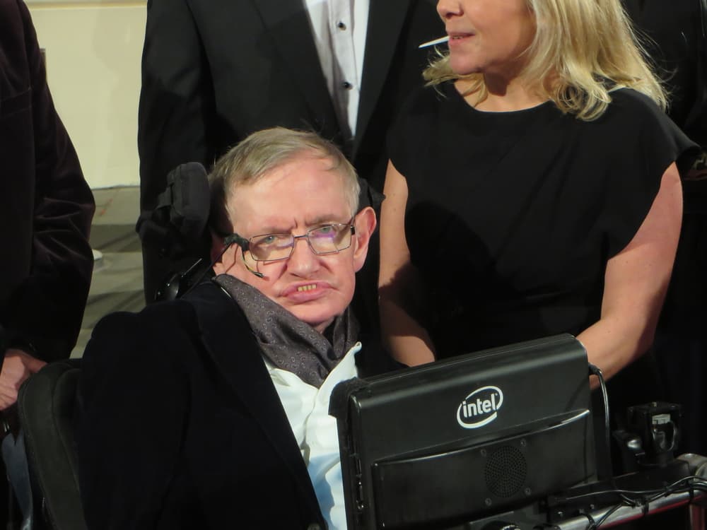 Stephen Hawking ha propiciado un encuentro de afamados físicos para hablar de este desafío científico, que sigue suscitando controversia: mientras Paul Davies asegura que la máquina del tiempo es cuestión de dinero y no de física, Hawking descarta la posibilidad de viajar al pasado en su conocida "Conjetura sobre la protección cronológica" formulada en 1991.