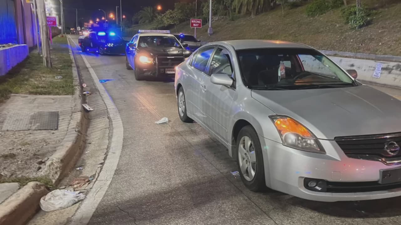 La víctima afirmó que el Mercedes Benz tipo sedan, color negro, y la SUV Lamborghini color verde, viajaban a alta velocidad mientras se enfrentaban a tiros. 
<br>