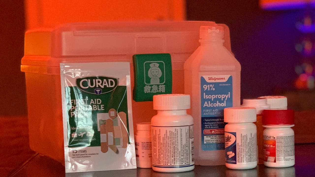 Prepara un equipo de suministros para desastres que contenga: Botiquín de primeros auxilios y medicamentos esenciales.