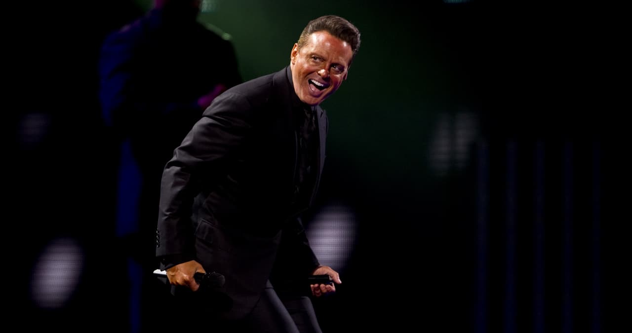 "... Luis Miguel trae una fuerte depresión desde hace dos años, pues sigue sin encontrar a su mamá, sobre lleva su estado anímico con alcohol...”