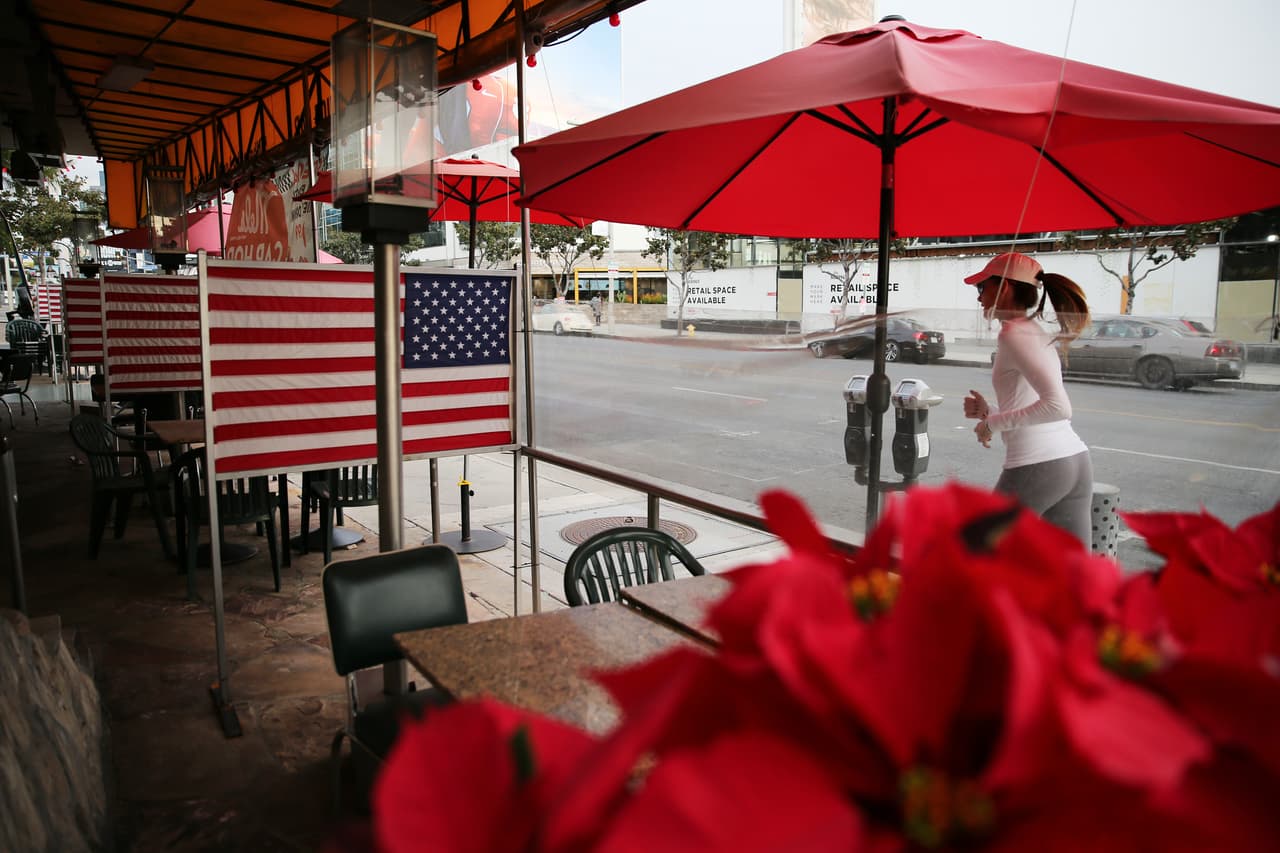 Las calles vacías en West Hollywood. 
<b>"Estamos en un punto clave de nuestra lucha contra el virus y debemos tomar medidas decisivas ahora para evitar que el sistema hospitalario de California se vea desbordado",</b> dijo el gobernador Gavin Newsom, antes de la entrada en vigor de las medidas.
<br>