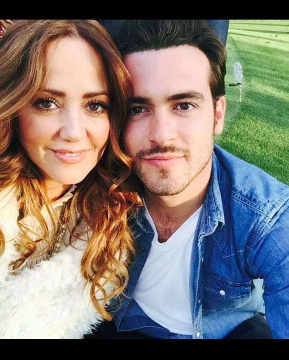 Andrea Legarreta también dedicó un mensaje para el artista mexicano acompañado de este mensaje: "El
<b>dolor y la tristeza que me provoca </b>lo que ha vivido desde hace más de 3 años como resultado de una reacción o impulso erróneo, pero tan humano como muchos y que jamás imaginó, ni deseó tan trágico resultado".
<br>