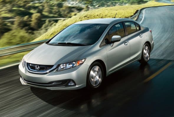 Honda Civic Hybrid 2015- Tan histórico como funcional. El Honda Civic se ha ganado sus fieles clientes con el paso de los años, gracias a sus excelentes características de confort de marcha, confiabilidad y eficiencia de sus motorizaciones. Para mejorar más aún este último punto, se ha incorporado el Eco Assist, una herramienta con barras de monitoreo, ubicadas a cada lado del velocímetro, que cambian de azul a verde dependiendo de la eficiencia de manejo, y el botón ECON que ajusta automáticamente los sistemas de consumo de combustible.