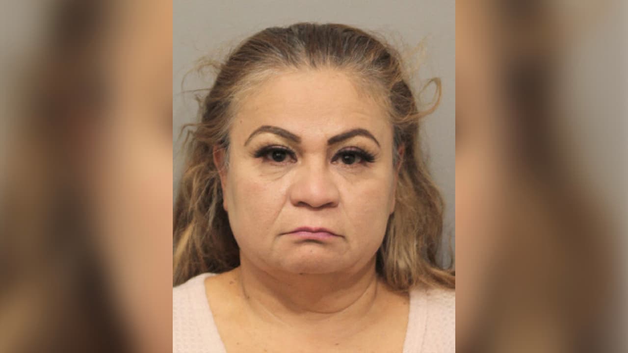 <a href="https://www.univision.com/local/houston-kxln/arrestan-a-sospechosos-de-prostituir-inmigrantes-indocumentadas-al-este-de-houston-video">María Botello</a> era quien coordinaba las citas con los clientes que pagaban 70 dólares por 15 minutos con las inmigrantes, según se detalla en la denuncia publicada por la fiscalía.