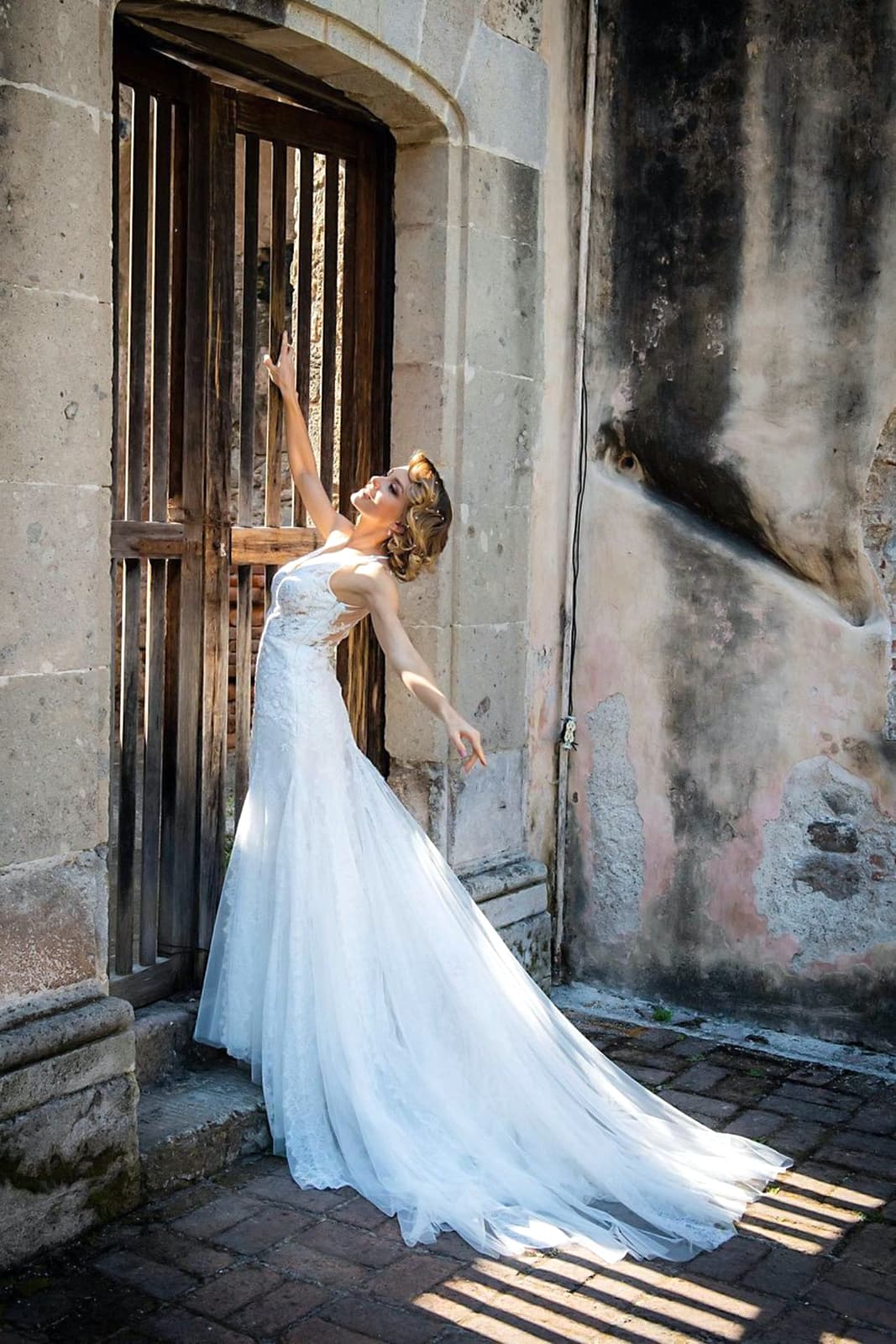 Angelique Boyer quedó encantada con su look de novia y compartió en Instagram varias imágenes de ella posando con el vestido de la telenovela: "Elisa, una novia muy feliz". No fue la única satisfecha, su novio, el actor Sebastián Rulli, le comentó: "¡Y hermosa!".