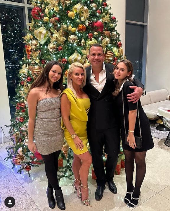 De hecho, Jaclyn Cordeiro ya convive con las hijas del expelotero, Natasha y Ella. En diciembre pasado, A-Rod compartió una postal navideña con la que confirmó su romance.