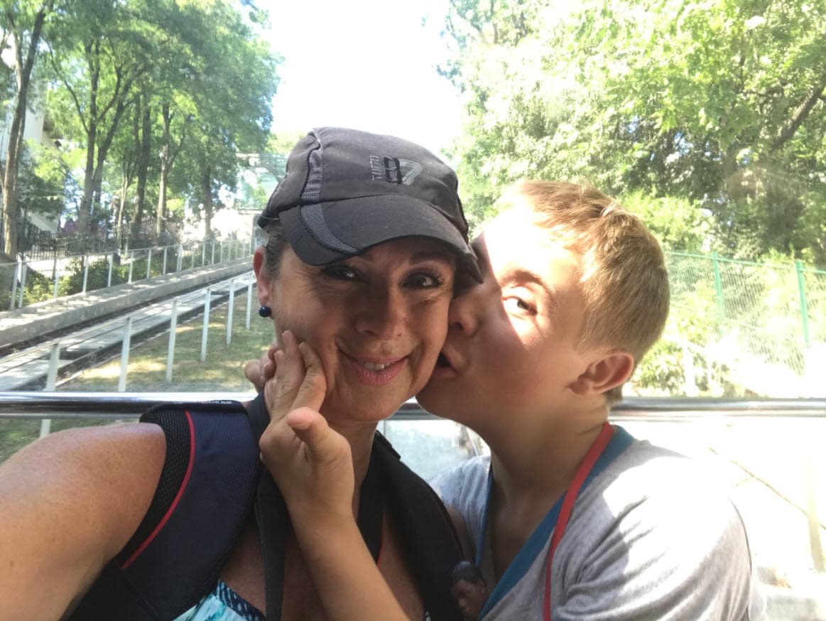 "El primer día que le di el coche le dije: 'frena, frena, frena' y claro, 
<b>él no sabía donde estaba el freno.</b> 
<b><a href="https://www.univision.com/famosos/lety-calderon-confiesa-que-juan-collado-nunca-ha-celebrado-el-dia-del-padre-con-sus-hijos-fotos">Sí quiero que él sepa trasladarse</a></b>, y si no es en un vehículo, en el metro, en el camión, como yo lo aprendí", relató.
<br>