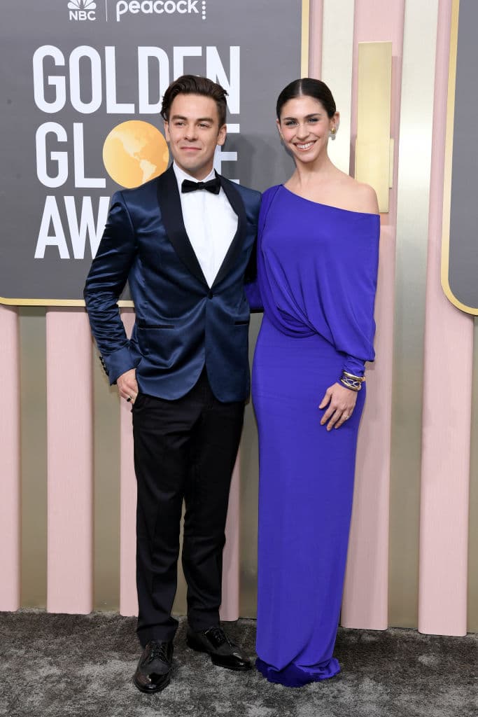 Los 'youtubers' 
<b>Cody Ko y Kelsey Kreppel</b>, quienes recientemente se comprometieron, eligieron atuendos en tonos azules.
<br>
