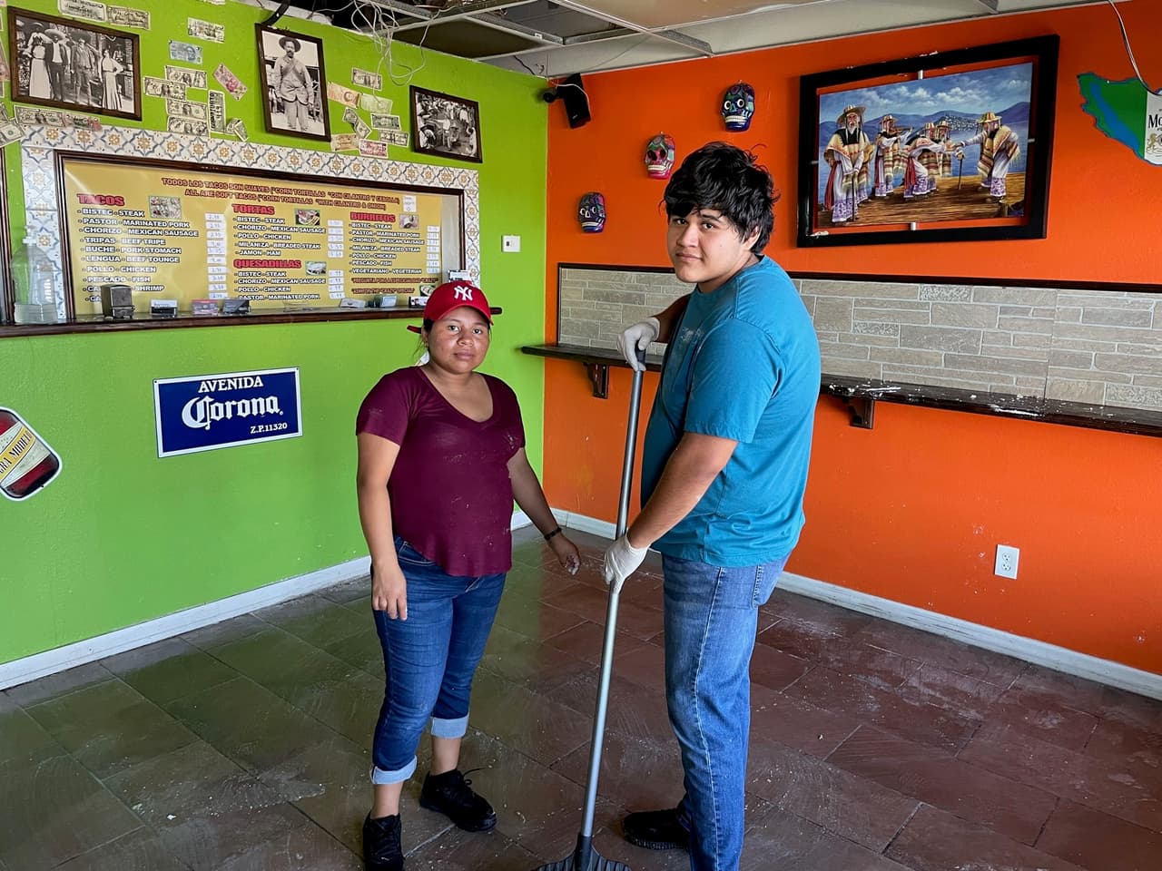 Juan Pérez, el gerente de Hidalgo Crazy Tacos espera reabrir el mes que viene. En la foto: Juana Tojil (izq.) y Juan Pérez (der.)