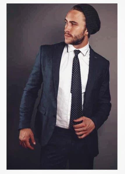 Este galanazo mexicano tiene 27 años y está muy contento con la relación que tiene con la actriz.