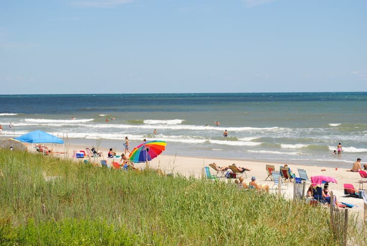 <b>Holden Beach</b>
<br>Sitio web: 
<a href="https://hbtownhall.com/">https://hbtownhall.com/</a> 
<br>
<b><a href="https://goo.gl/maps/3nX2g5vNqYg4CKBK8">Cómo llegar</a> </b>
<br>
<br>Un pueblo de playa con un ambiente rural real, Holden Beach ofrece a los visitantes un retiro tranquilo de las preocupaciones de la vida diaria.