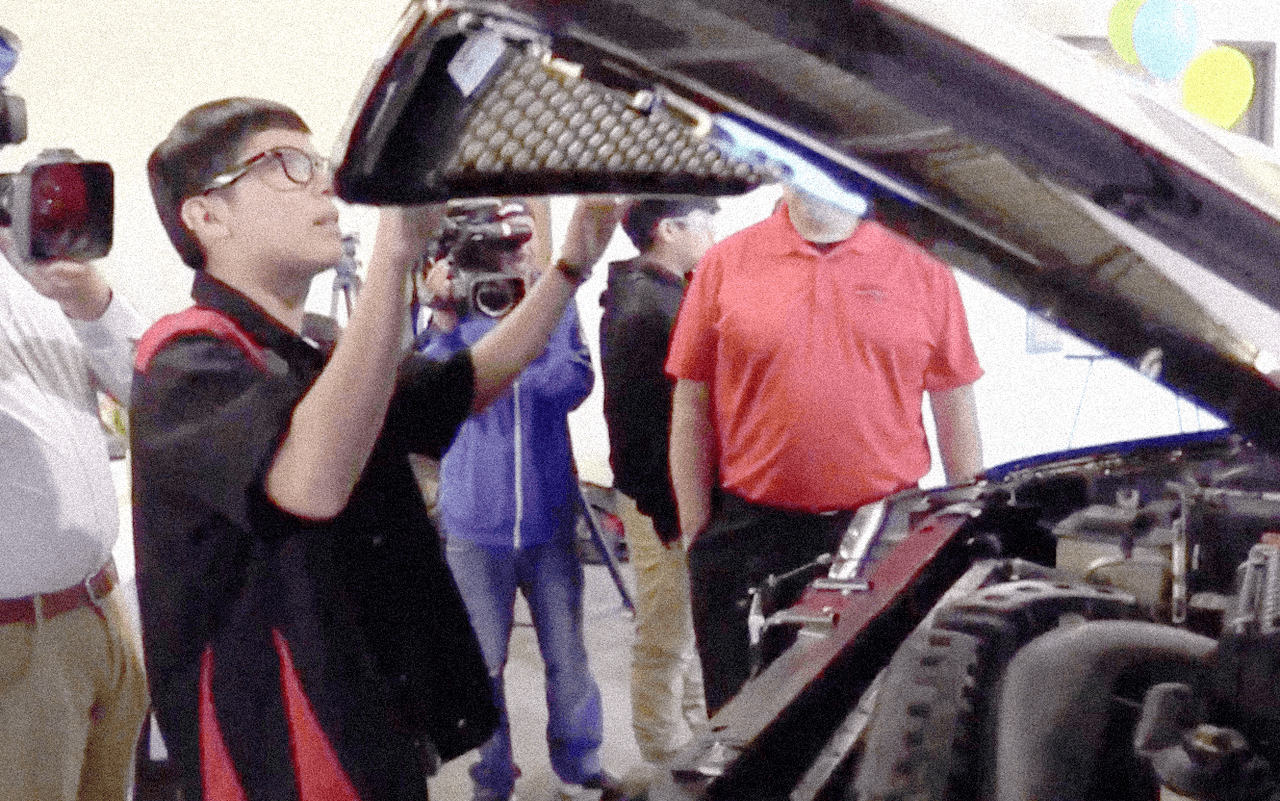 Daniel revisa el motor de la troca que volverá a rugir bajo su conducción.