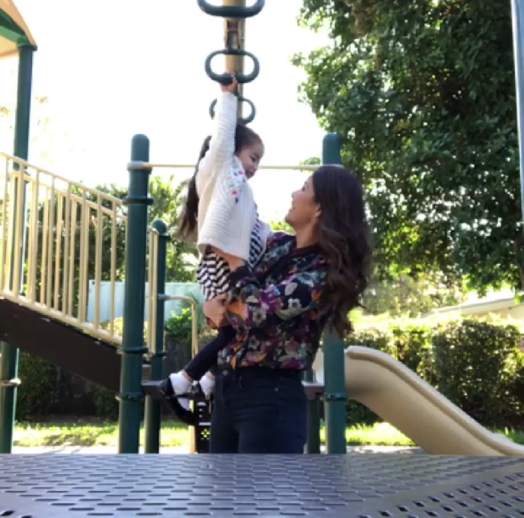Antes de llegar al entrenamiento calentaron en el parque. Giulietta estaba feliz de poder mostrarle su fuerza a mamá.