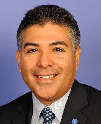 "Alex Padilla, con su personalidad y su ética de trabajo, va a ser capaz de unir a nuestro estado y mostrarnos en dos cortos años que está listo, dispuesto y capaz de unificar a todas las comunidades en todo el estado. Luego seguirá teniendo una carrera muy exitosa en el Senado de los Estados Unidos", dijo. el Congresista Tony Cardenas.