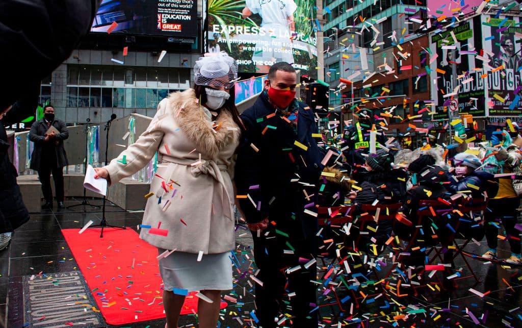 Denise y Robert Marte bajo una lluvia de confeti en Times Squares, Nueva York, tras renovar sus votos matrimoniales este 14 de febrero.