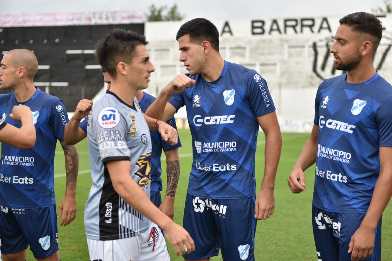 Saludo entre Nico Messintini y Juan Pablo Ruiz Gómez en un partido entre el Temperley y Estudiantes en Argentina.