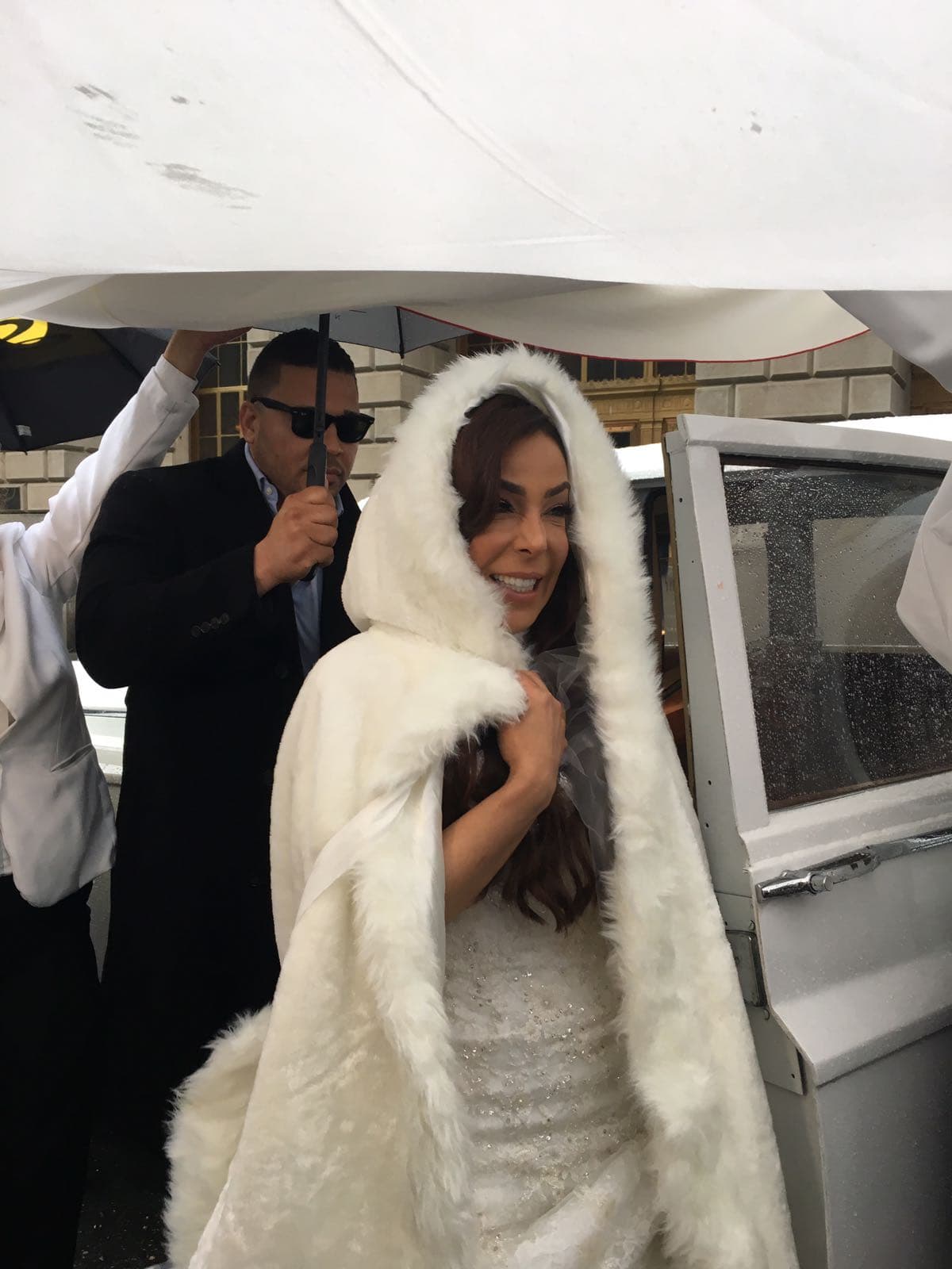 Gelena, que no perdió la sonrisa en su gran día, estuvo escoltada por numerosos empleados a su llegada al lugar del evento.