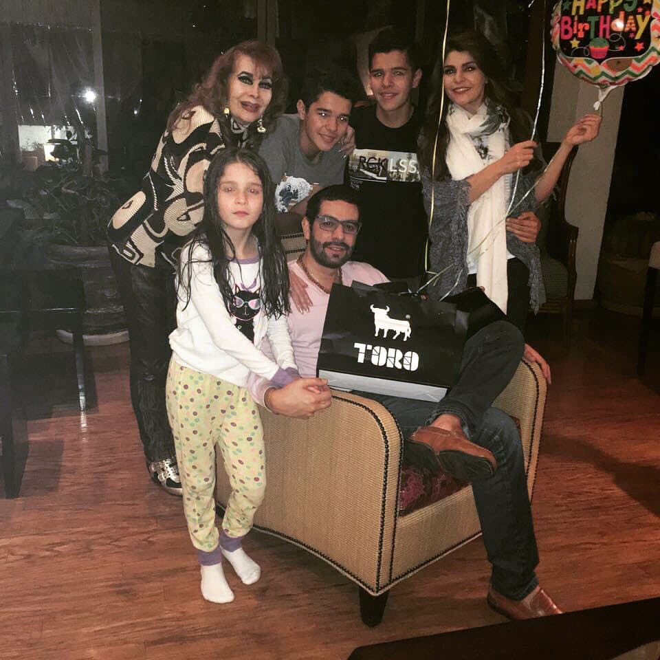 "Festejando al amor de mi vida #loamo #familia #cumpleañero", escribió la actriz al subir esta foto en donde se ve a sus tres hijos, a su mamá y a su esposo.