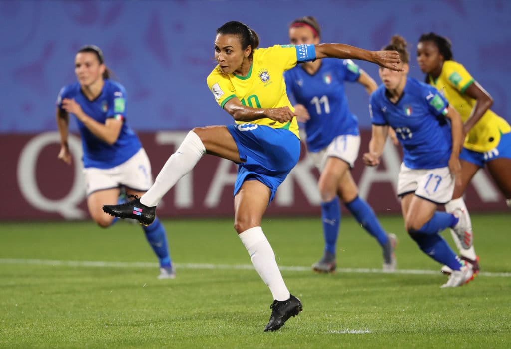 Y Marta, a los 74 minutos, lo pateó de esta manera, a la izquierda de la guardameta italiana Laura Giuliani, con potencia y colocación para marcar el único gol del encuentro.