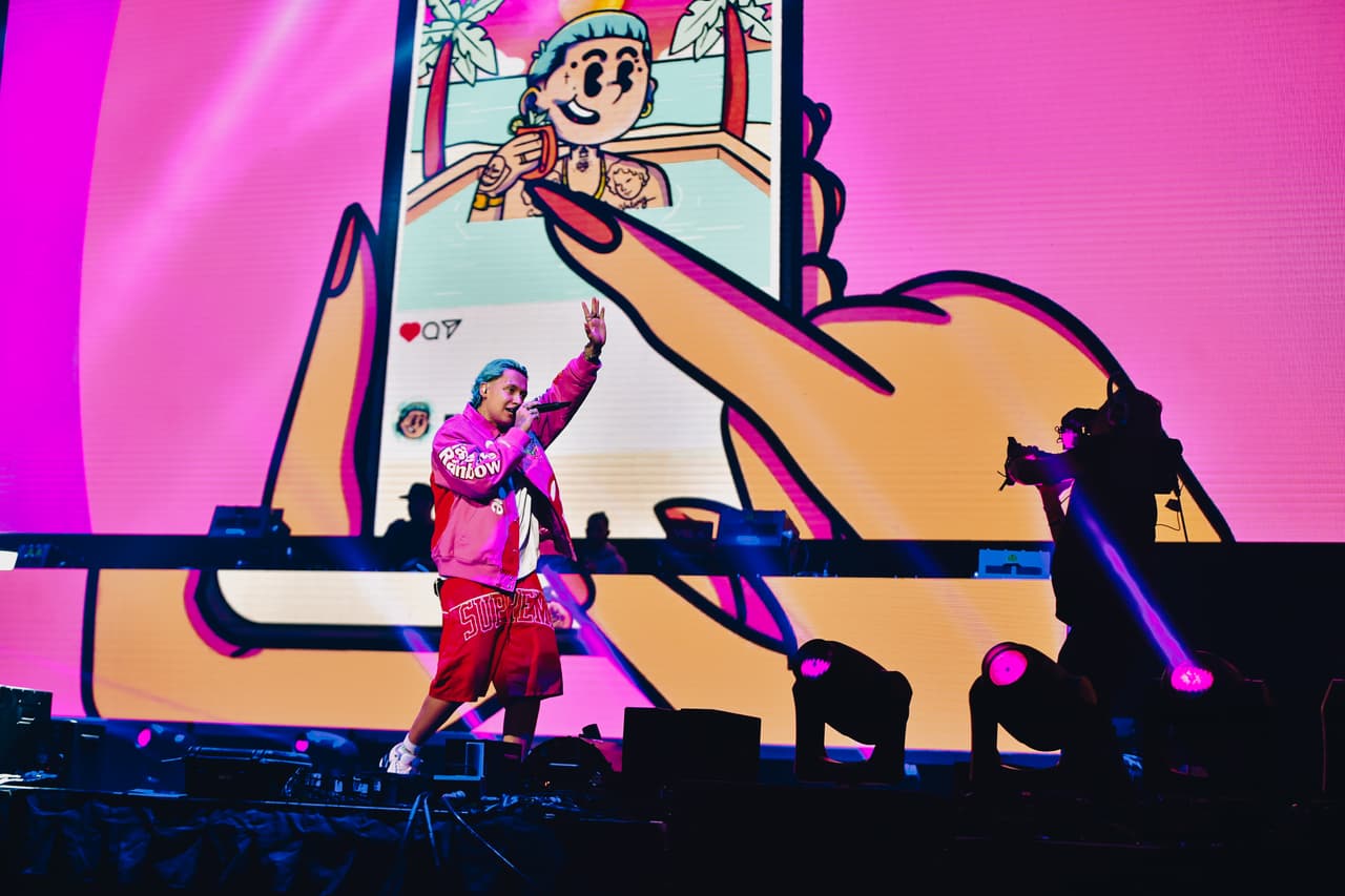 Durante su show, cantó las canciones más conocidas, como Medallo, con la que saltó a la fama, y la más reciente 'El Mensaje'.