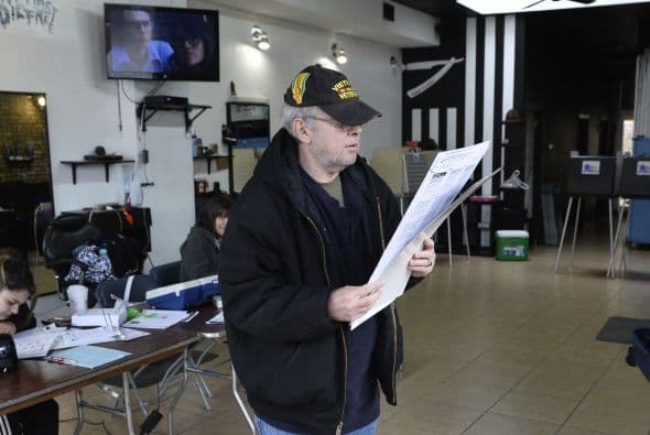 Unos votaron dentro de una barbería, en una facilidad deportiva y otros experimentaron problemas para ejercer su derecho pero la mayoría aprovechó para tomarse un ‘selfie’ y compartirlas en las redes sociales en una de las elecciones a la gobernación más cerradas de la nación.