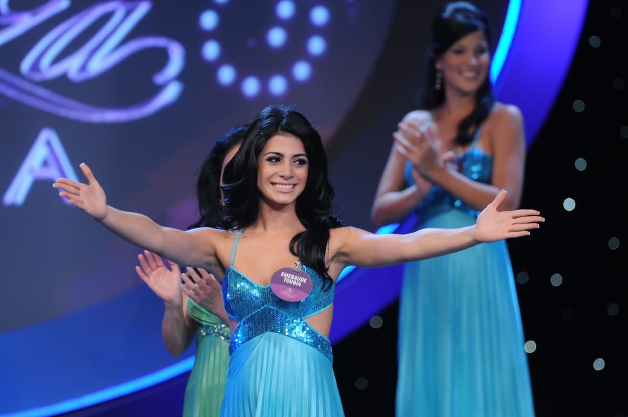 En ese papel cantaba y bailaba. Desde los 5 años, Emeraude comenzó a tomar clases de ballet, flamenco y danze del vientre y lírica.