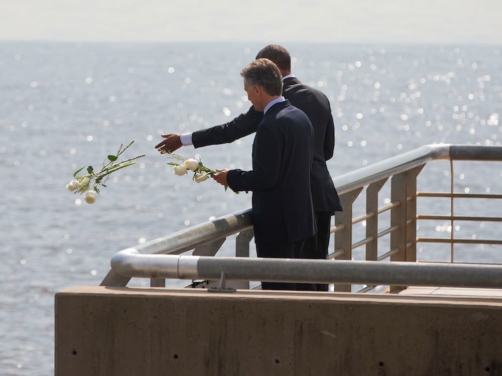 Obama y Macri arrojan ramos de rosas blancas al río de La Plata