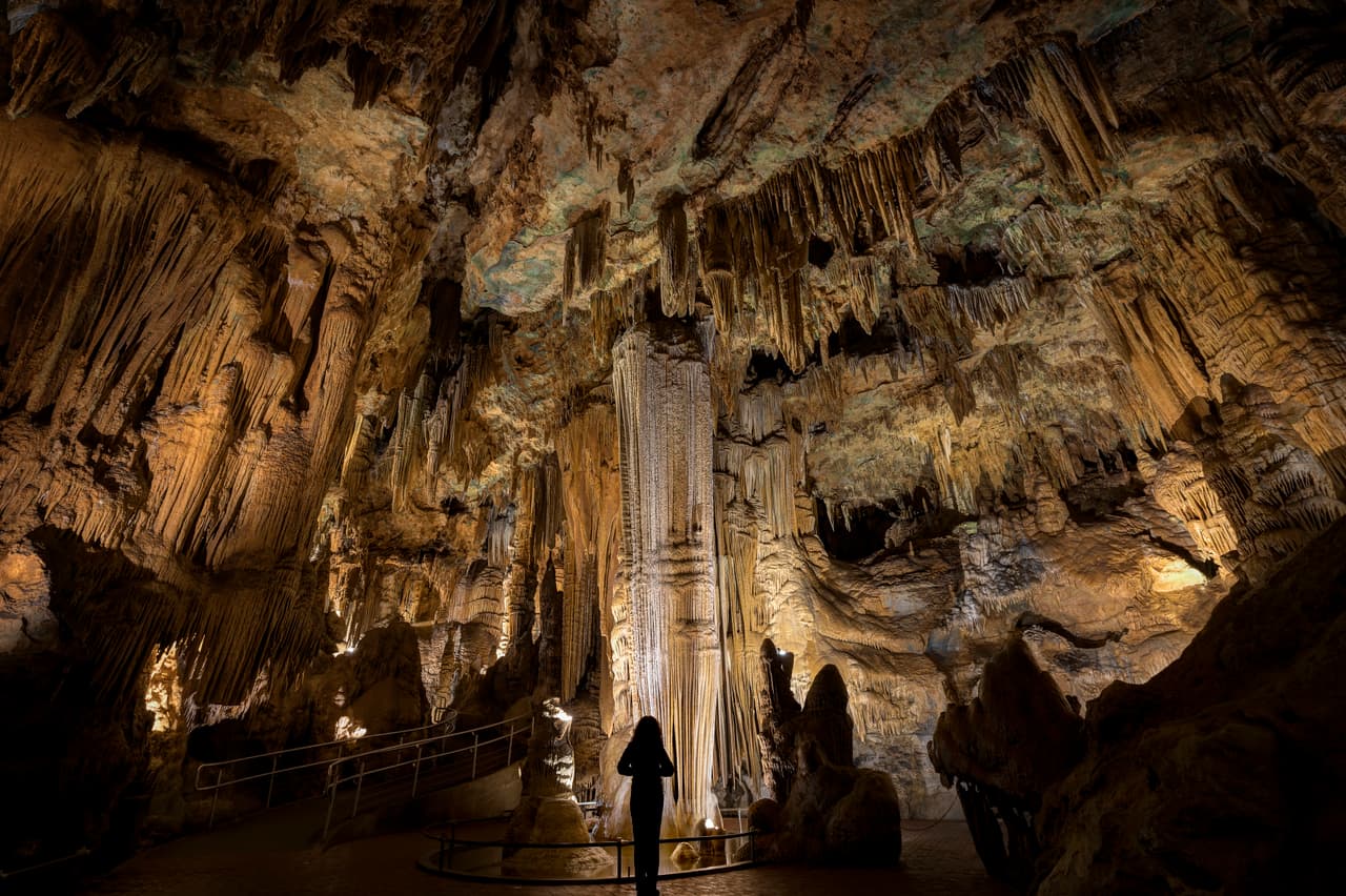 <h3 class="cms-H3-H3">Cavernas de Luray, Virginia, Estados Unidos</h3>
<br>
<br>Las cavernas de Luray son el sistema de cavernas más grande del este de los Estados Unidos. El sitio, en el valle de Shenandoah, ha estado abierto al público desde 1878. El lugar está bien iluminado y los senderos están pavimentados, mientras que los techos se extienden a unos 10 pisos de altura.
<br>